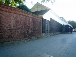 近代化産業遺産の茂木七左衛門邸の煉瓦塀