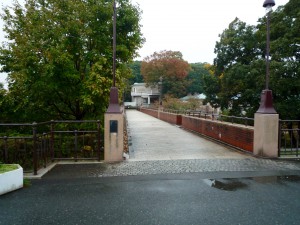 霧笛橋。奥に見える神奈川近代文学館と写っていないが手前右奥に大佛次郎記念館がある