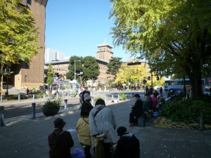 紅葉シーズンで日本大通りの歩道はスケッチをする人でいっぱい