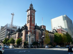 みなと大通りを関内駅に向かって戻ると右手に横浜市開港記念会館