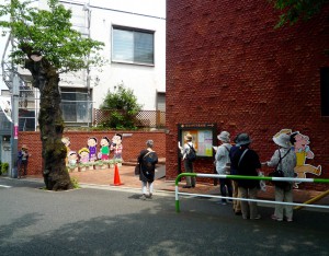 長谷川町子美術館の側壁のサザエさん一家をスケッチ
