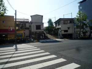 目の前の早稲田通りを渡る。見えている坂道の手前に細い道がある