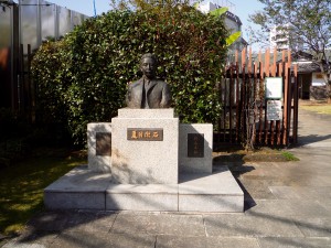 公園入り口にある夏目漱石の胸像